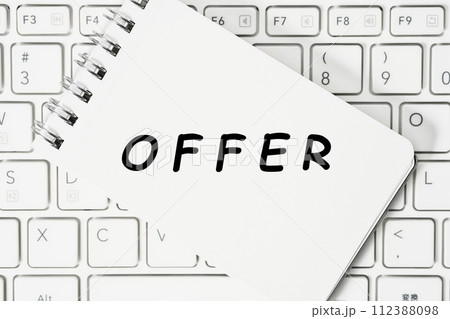 キーボードが背景のキーワード単語素材 112388098