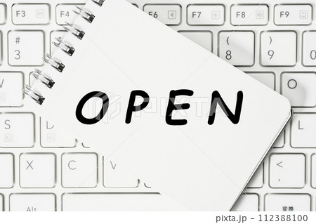 キーボードが背景のキーワード単語素材 112388100