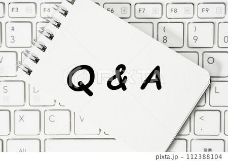 キーボードが背景のキーワード単語素材 112388104