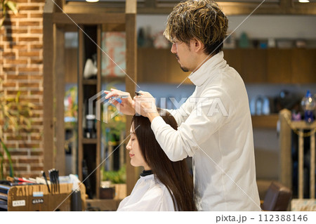 ヘアサロン 美容師と女性客 ヘアサロン 美容師と女性客 112388146