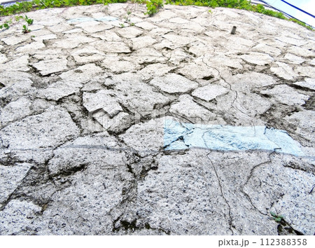 the texture of the stone wall 112388358