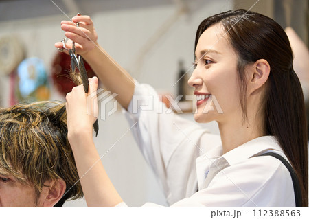 ヘアサロン　女性美容師と男性客 112388563