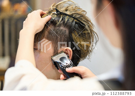 ヘアサロンで髪の毛をカットする男性 112388793