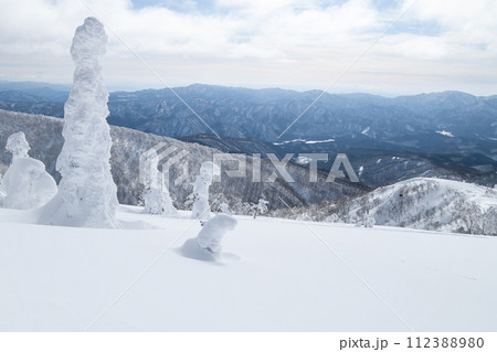 冬晴れの森吉山　秋田県 112388980