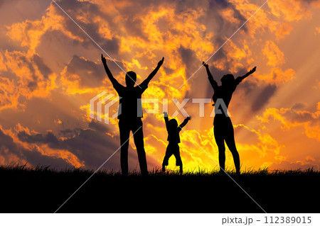 親子のシルエット 112389015