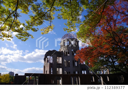 晩秋　紅葉の原爆ドーム 112389377