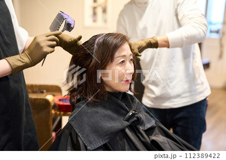 ヘアサロンで白髪染めをする女性客 112389422