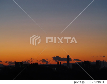 美しい夕焼と街のシルエット 112389801