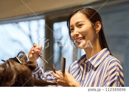 ヘアサロン　女性美容師 112389896