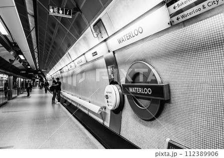 ロンドン地下鉄 ウォータールー駅 モノクロ ロンドン地下鉄 ウォータールー駅 モノクロ 112389906