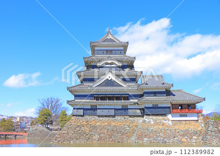 長野県松本市、国宝松本城の風景 112389982