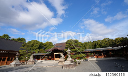 城南宮に参拝する 112390116