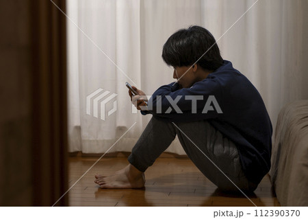 落ち込む男性 鬱病 うつ病 落ち込む男性 鬱病 うつ病 112390370
