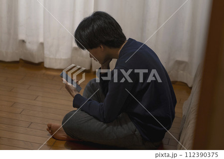落ち込む男性　鬱病　うつ病 112390375