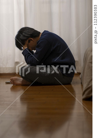 落ち込む男性　鬱病　うつ病 112390383