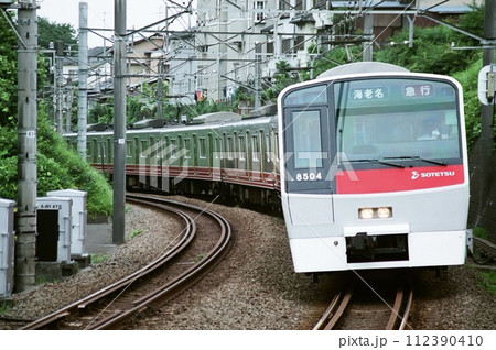 相鉄本線を行く相鉄8000系（旧カラー） 112390410