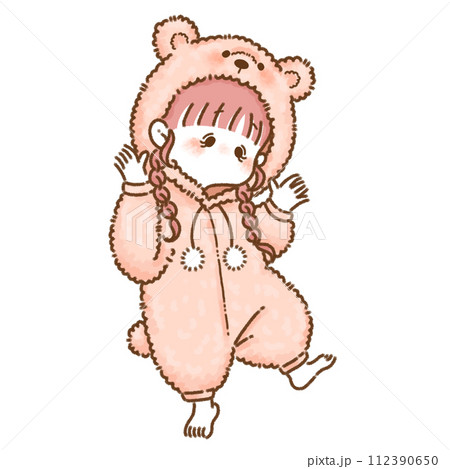 くまの着ぐるみパジャマを着た女の子 112390650