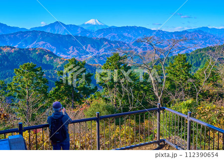 秋の東京八王子市の高尾山頂の大見晴園地から南西側方面(富士山など) 112390654