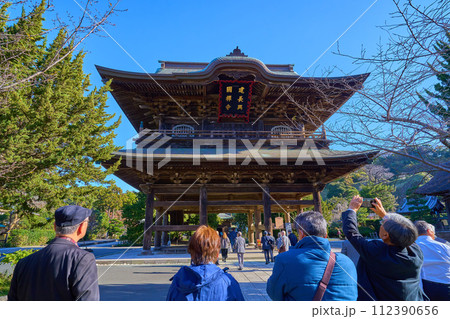 秋の神奈川県鎌倉市 建長寺 山門(三門)を観光客越しに見る 秋の神奈川県鎌倉市 建長寺 山門(三門)を観光客越しに見る 112390656