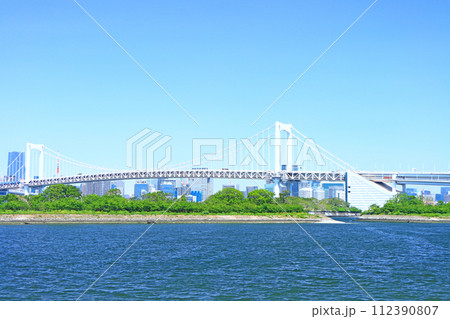 東京都港区、レインボーブリッジの風景 112390807