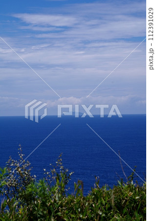 宗像大島 風車展望所より神宿る島 世界遺産の沖ノ島を望む 宗像大島 風車展望所より神宿る島 世界遺産の沖ノ島を望む 112391029