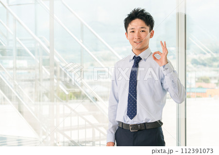 オフィスビルにいる若いアジア人ビジネスマン(ok・紹介・応援・おすすめ) オフィスビルにいる若いアジア人ビジネスマン(ok・紹介・応援・おすすめ) 112391073