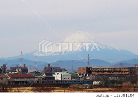 富士山を背景に走行するJR相模線の列車 寒川駅付近 富士山を背景に走行するJR相模線の列車 寒川駅付近 112391104