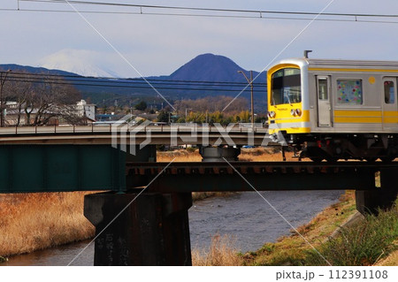 狩川橋梁を渡る伊豆箱根鉄道大雄山線の列車 112391108