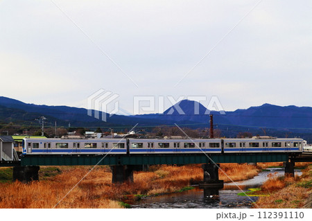 狩川橋梁を渡る伊豆箱根鉄道大雄山線の列車 112391110