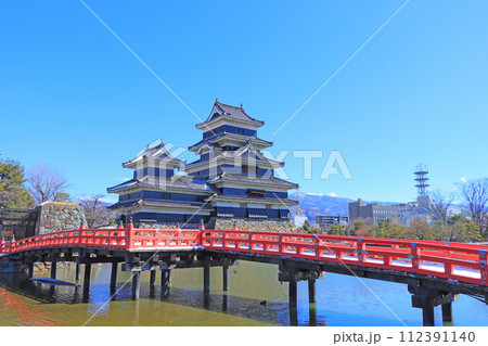 長野県松本市、国宝松本城と埋橋の風景 112391140