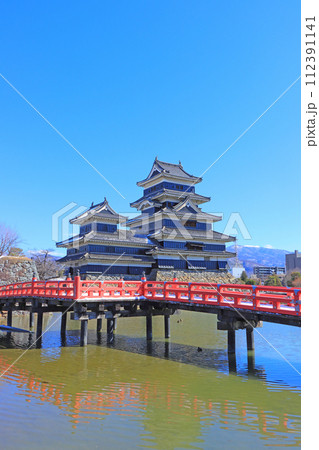 長野県松本市、国宝松本城と埋橋の風景 112391141