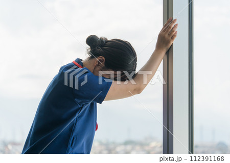 過労・疲労でヘトヘトの女性医師・看護師・ナース・介護士 過労・疲労でヘトヘトの女性医師・看護師・ナース・介護士 112391168