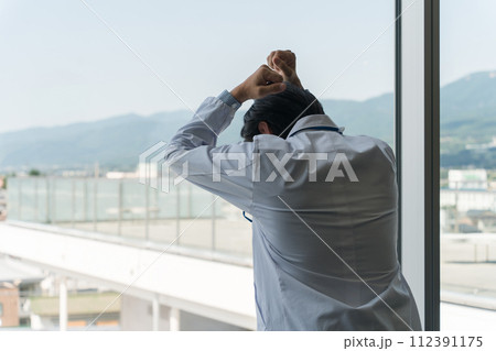 悔しがる男性医師（後悔・落ち込む・悔やむ・悩む・不安・困る） 112391175