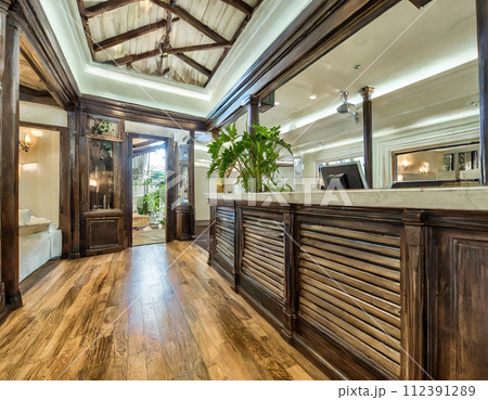 リゾートホテル(フロント,チェックインカウンター,ロビー) リゾートホテル(フロント,チェックインカウンター,ロビー) 112391289