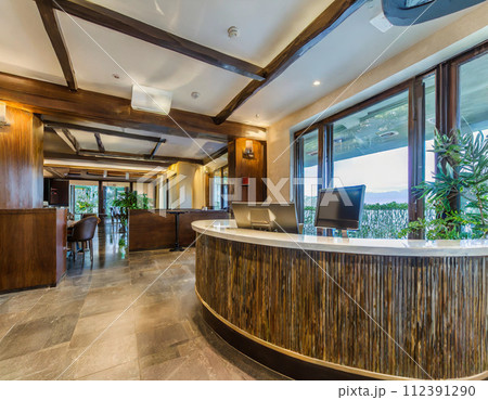 リゾートホテル（フロント,チェックインカウンター,ロビー） 112391290