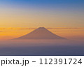 雲海に浮かぶ朝焼けの富士山 112391724