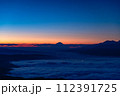 雲海に浮かぶ高ボッチ高原からの富士山 112391725