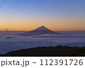 国師ヶ岳から望む富士の夜明けと雲海 112391726