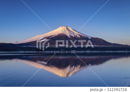 山中湖から望む朝焼けの逆さ富士 山中湖から望む朝焼けの逆さ富士 112391728