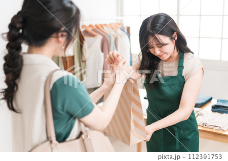 買い物時のトラブル・返品・クーリングオフ・苦情・クレーム・謝る販売員 買い物時のトラブル・返品・クーリングオフ・苦情・クレーム・謝る販売員 112391753