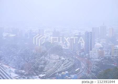 雪の日 東京都北区北とぴあからの景色 雪の日 東京都北区北とぴあからの景色 112391844