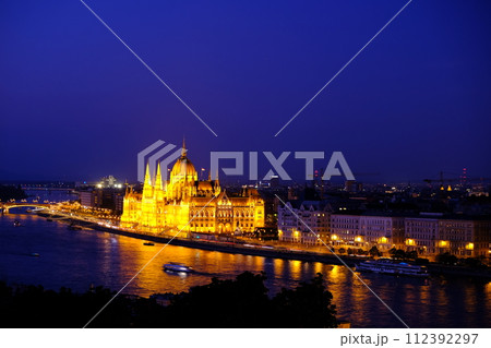 ブダペスト　国会議事堂の夜景 112392297