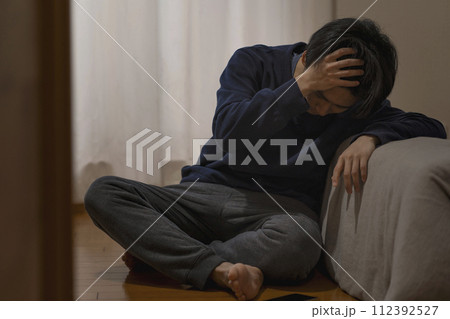 落ち込む男性　鬱病　うつ病 112392527