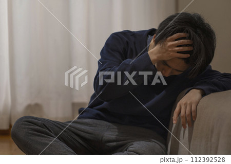 落ち込む男性　鬱病　うつ病 112392528