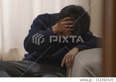 落ち込む男性　鬱病　うつ病 112392529