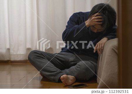 落ち込む男性　鬱病　うつ病 112392531
