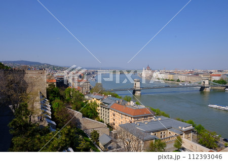 丘の上から見下ろすブダペストの風景 112393046