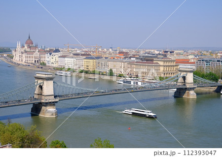 ブダペスト　ドナウ川にかかるくさり橋 112393047