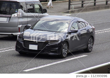 セダン　道路走行 112393096