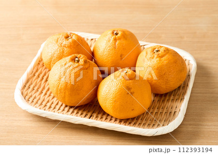 傷あり、不揃いのデコポン 112393194